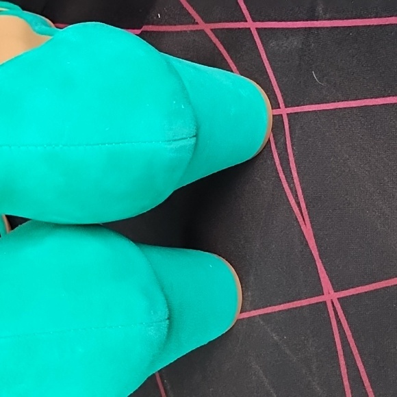 Naturalizer Women's jade green suede ankle strap shoe - Picture 3 of 5